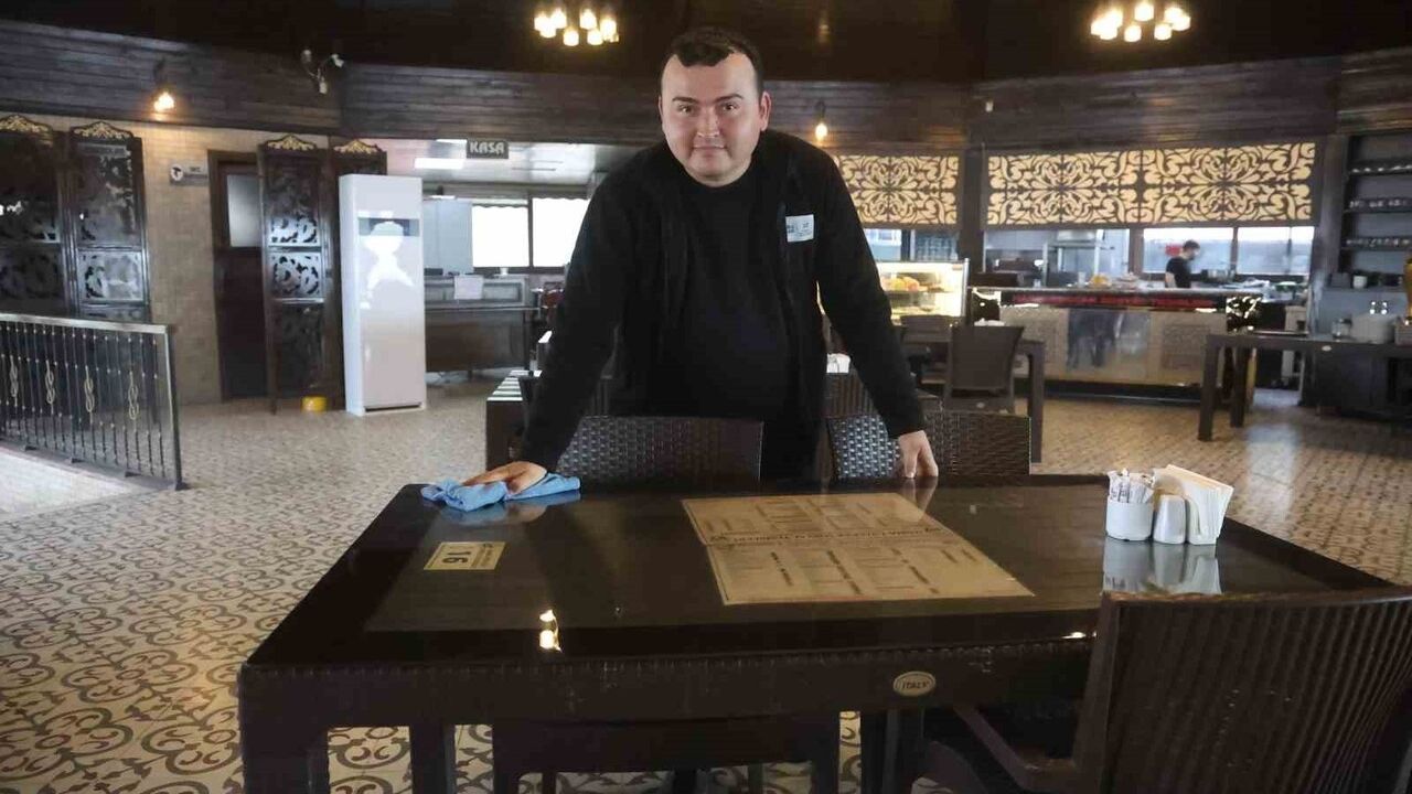 Hatay'da Garsonun Heimlich Manevrası Müşteriyi Hayata Döndürdü