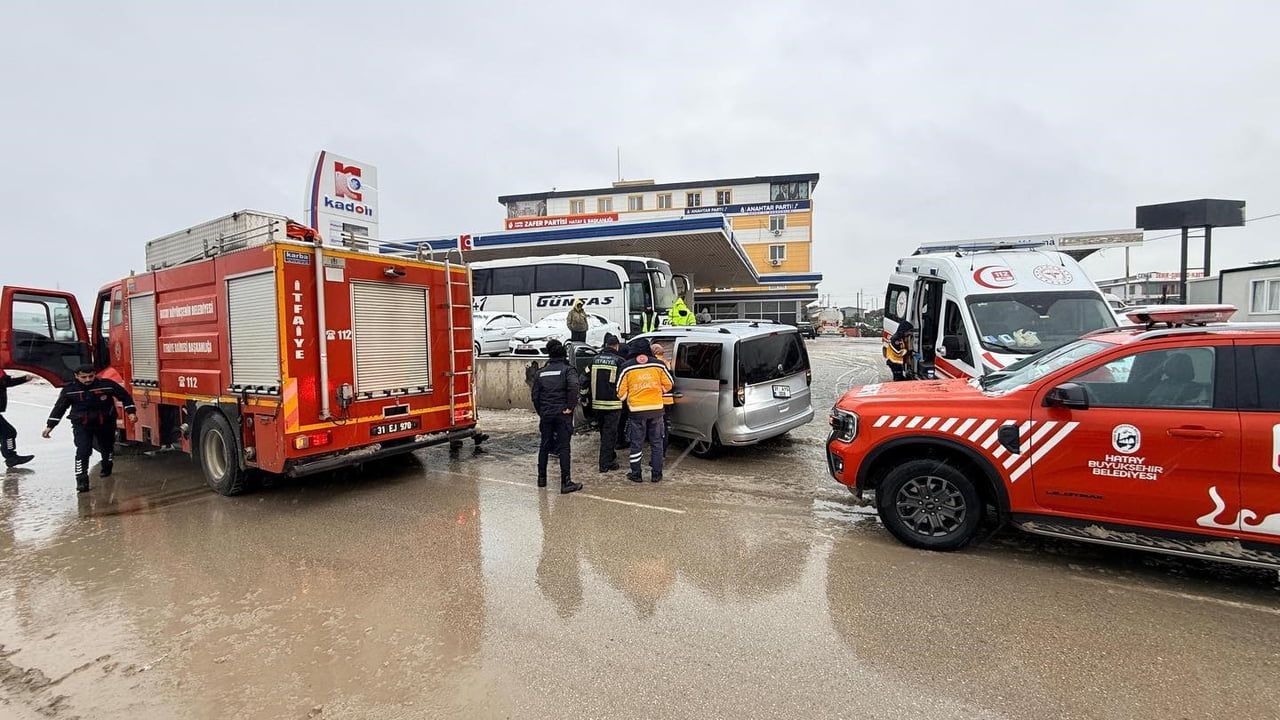 Hatay'da Karda Direksiyon Hakimiyeti Kaybı: Hafif Ticari Araç Duvara Çarptı, Sürücü Yaralandı