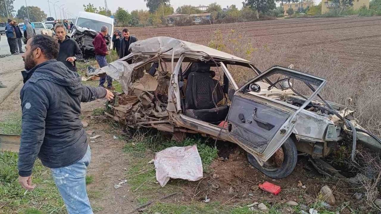 Hatay'da Kırıkhan'da Minibüsle Çarpışan TOFAŞ Hurdaya Döndü: 2 Yaralı