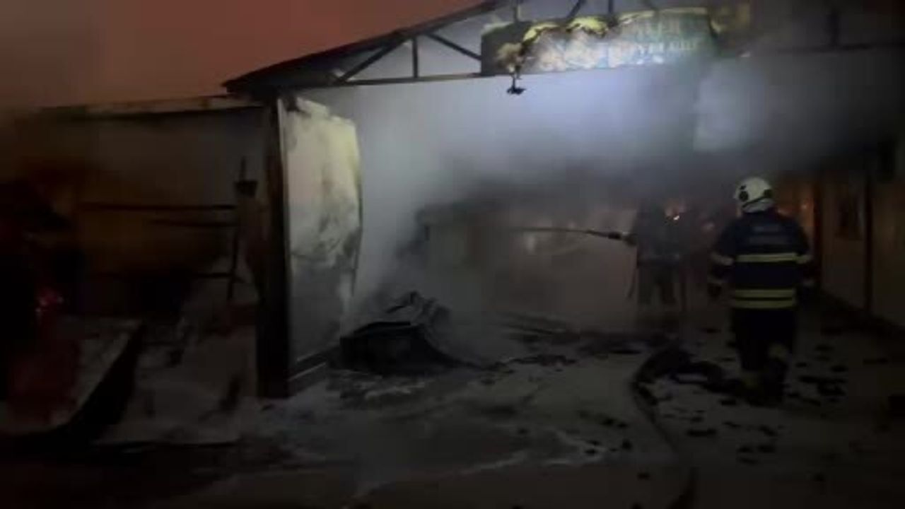 Hatay'da Konteyner Yangını: 6 Eğitim Konteyneri Kullanılamaz Hale Geldi