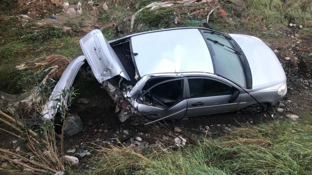 Hatay'da Köprüden Uçan Hyundai Hurdaya Döndü, Sürücü Yaralandı