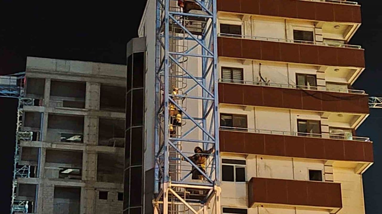 Hatay'da Kule Vincinde İntihar Girişimi: İtfaiye İkna Etti