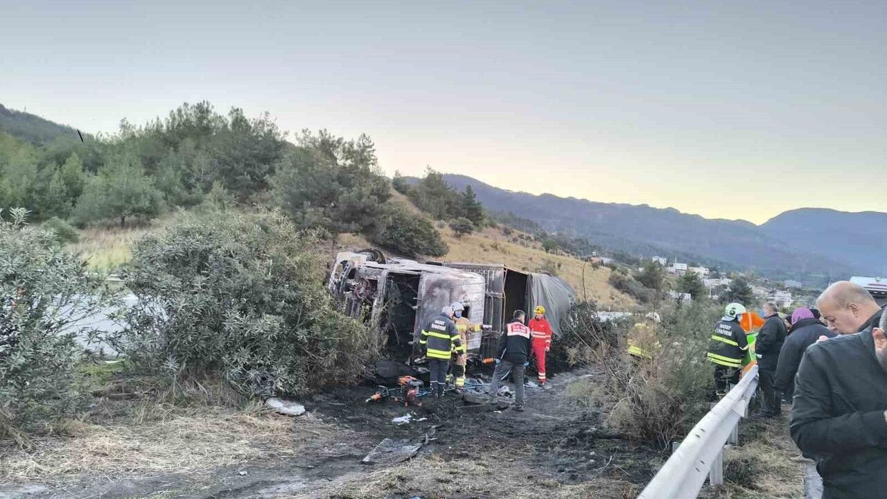 Hatay'da Otobanda Devrilen Tır Alev Aldı: 2 Ölü, Anguslar Yola Saçıldı