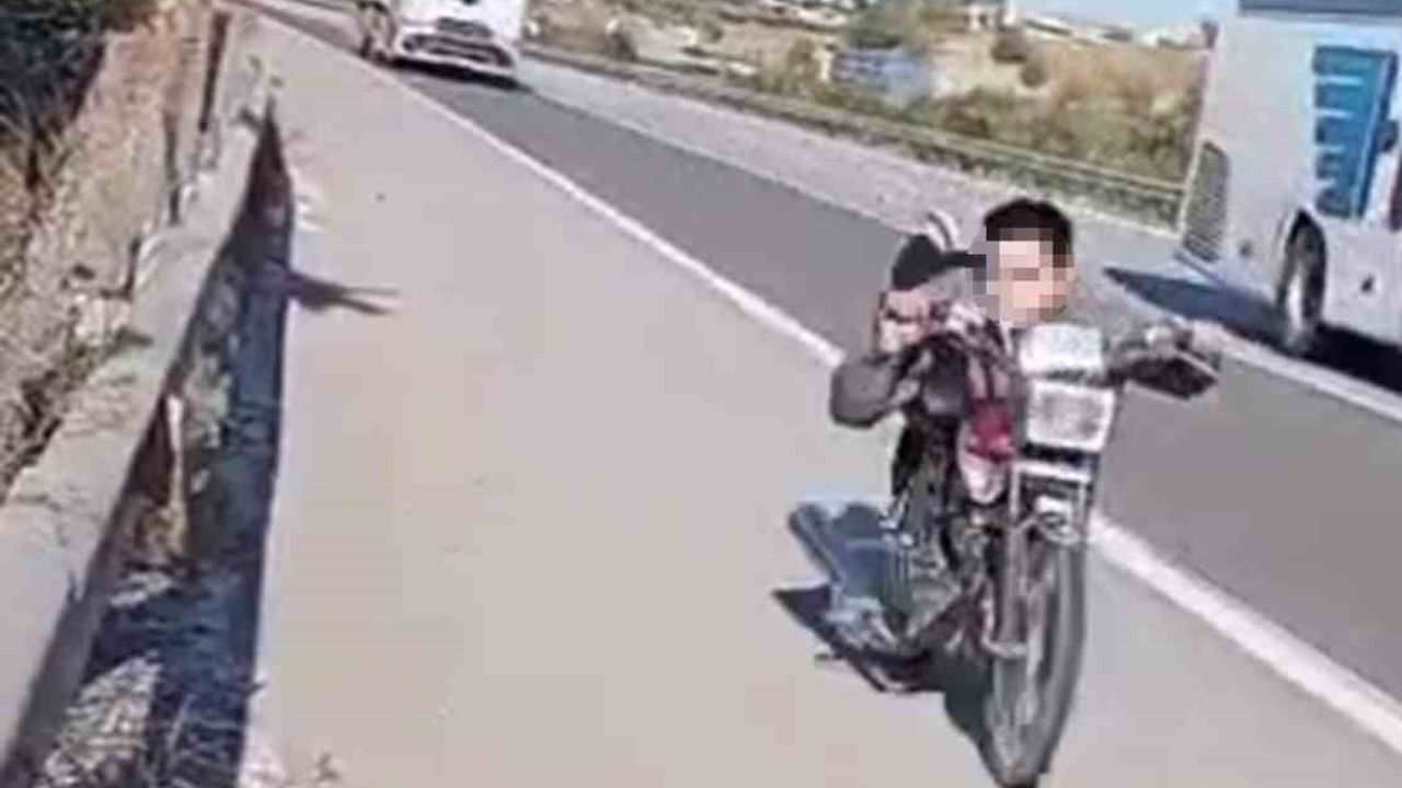 Hatay'da Otobanda Motosikletin Üzerine Yatarak Şov Yapan Sürücüye 63 bin 326 TL Ceza