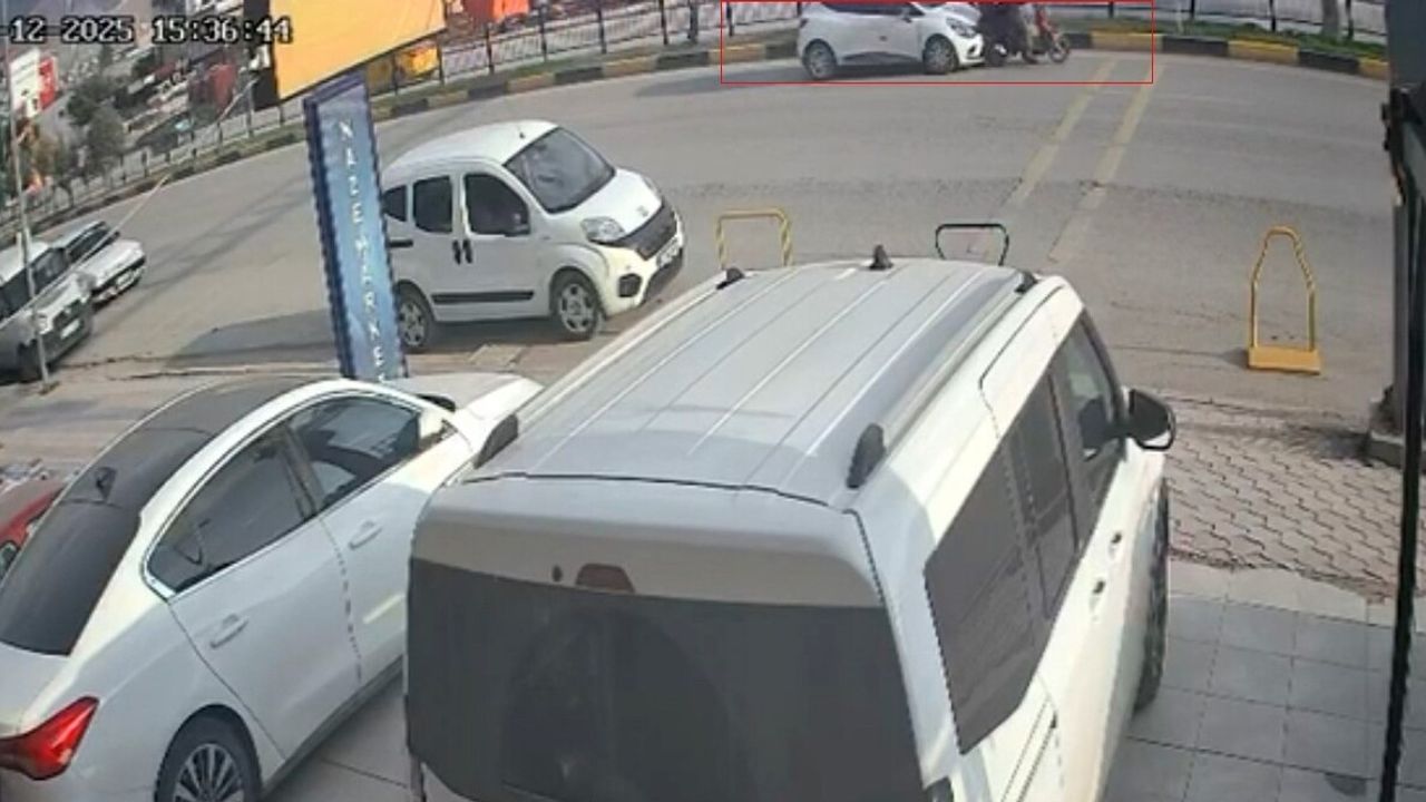 Hatay'da Otomobilin Çarptığı Motosiklette 2 Kişi Yaralandı — Kaza Kamerada