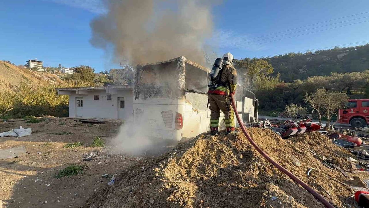 Hatay'da Park Halindeki Yolcu Otobüsü Yandı