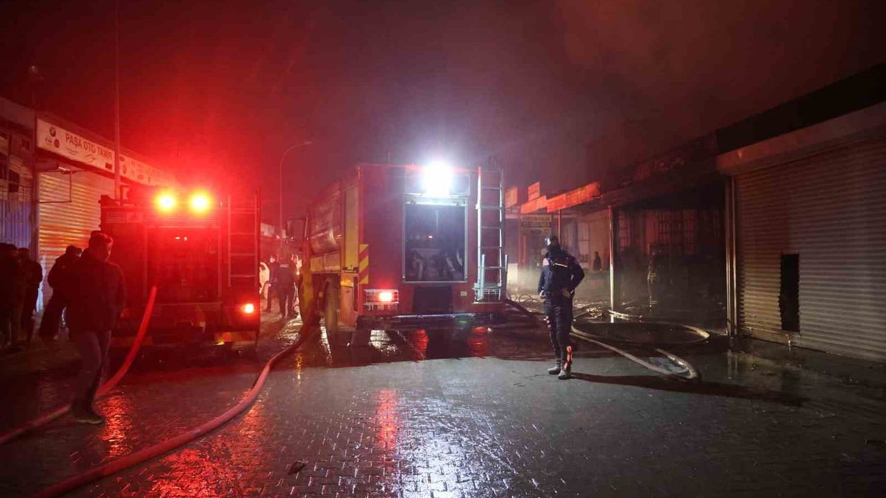 Hatay'da Sanayi Sitesi Yangını: 9 İş Yeri ve 1 Araç Zarar Gördü
