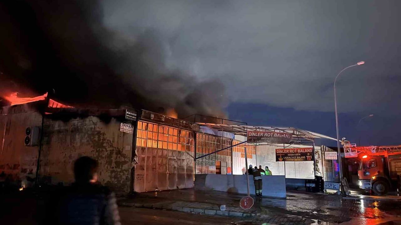 Hatay'da sanayi sitesinde yangın: 9 iş yeri kullanılamaz hale geldi