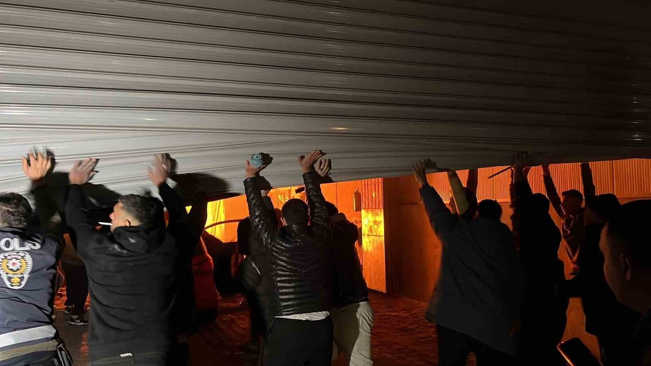 Hatay'da Sanayi Sitesinde Yangın: Esnaf Araçları Kurtarmak İçin Zamanla Yarıştı