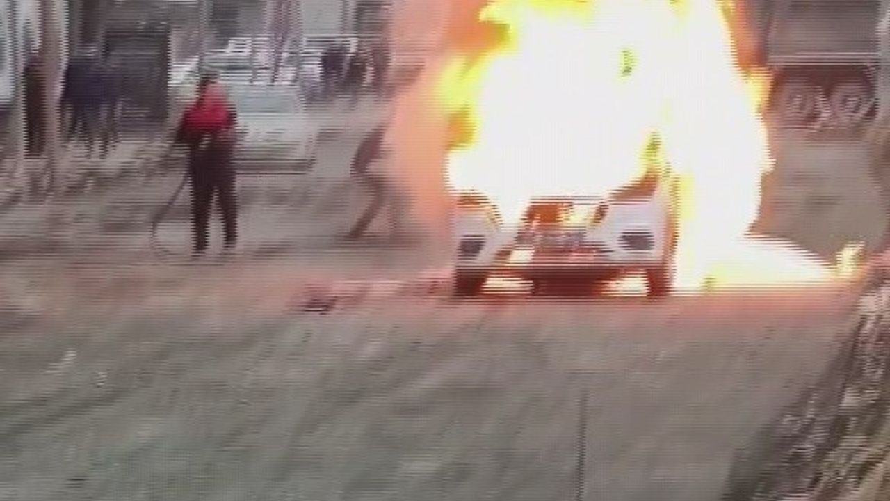 Hatay'da Şantiyede Doğalgaz Kaçağı: Park Halindeki Araç Alev Aldı