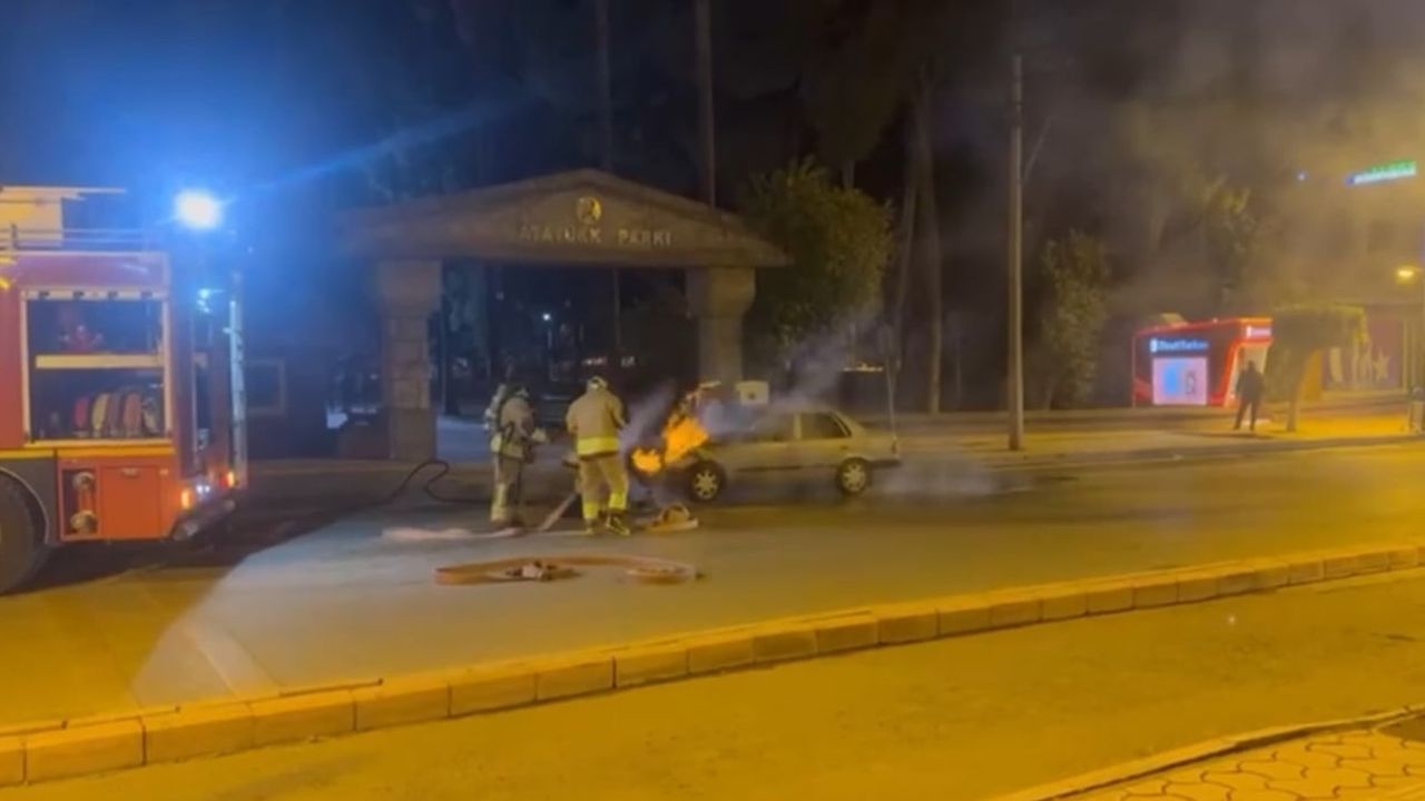 Hatay'da Seyir Halindeki Otomobil Alev Aldı