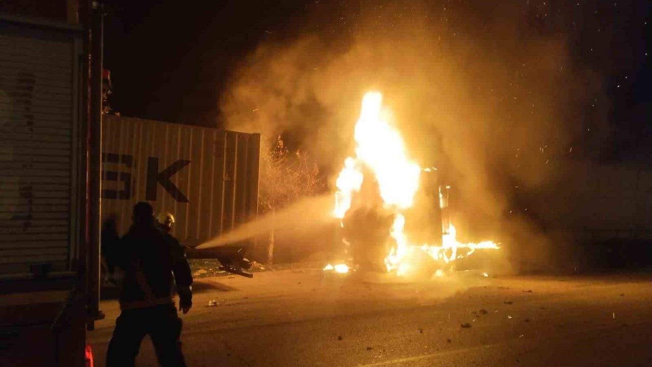 Hatay'da Seyir Halindeki Tır Alev Aldı, Kullanılamaz Hale Geldi