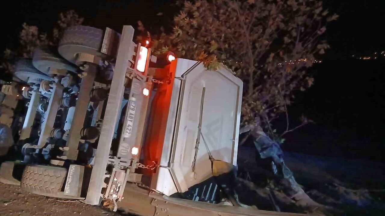 Hatay'da Tır Devrildi — Sürücü Yaralandı (79 ABY 151)