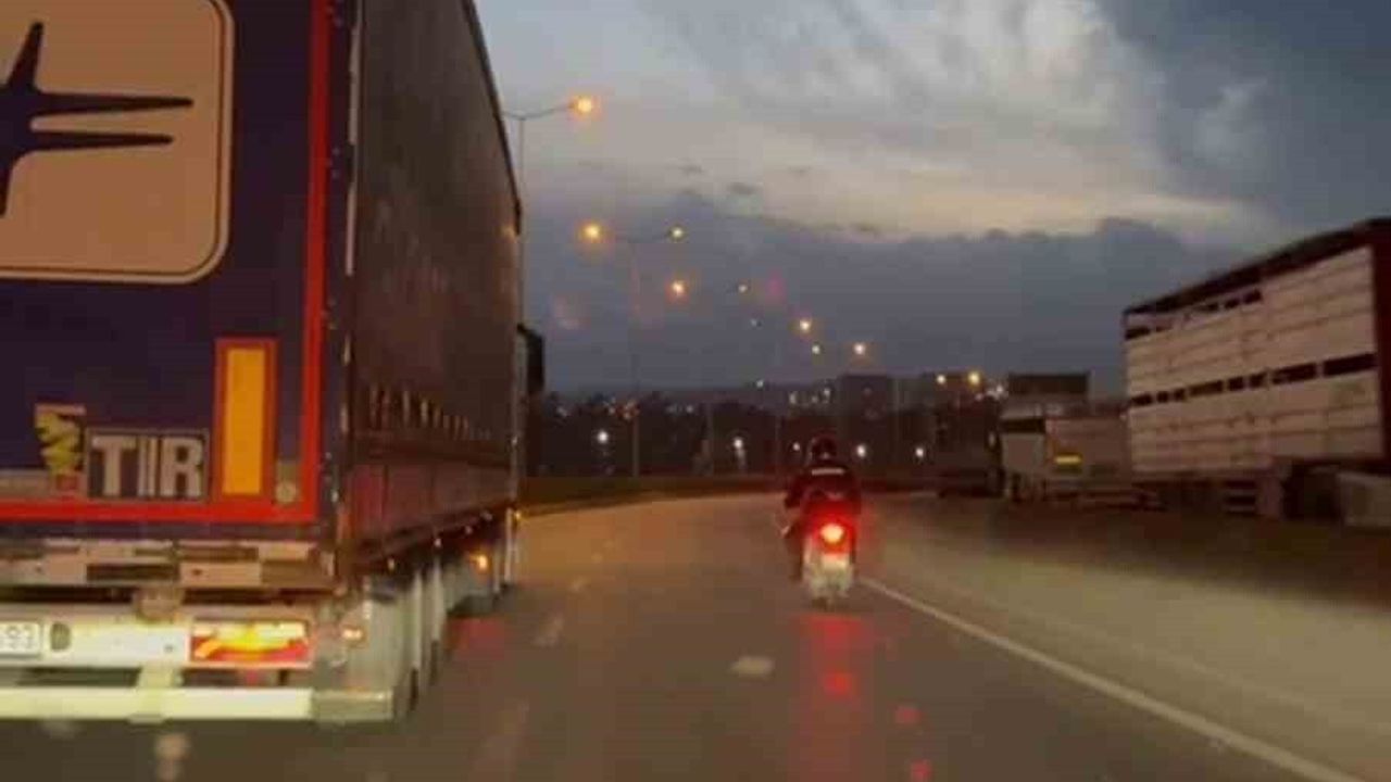 Hatay'da Tır, Fırtınada Motosikletliye 'Rüzgar Kıran' Oldu