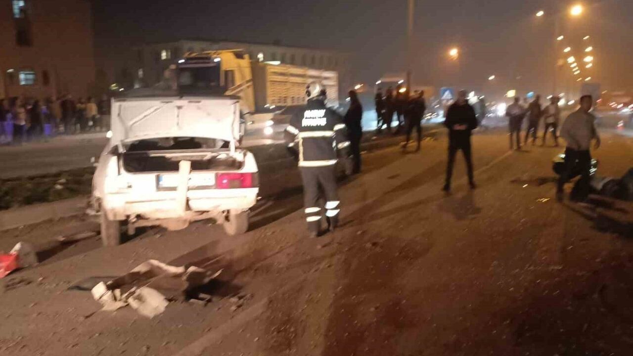 Hatay'da Tırla Çarpışan Tofaş İkiye Bölündü: Sürücü Yaralandı