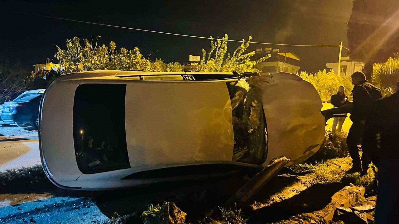 Hatay'da Tofaş ile çarpışan otomobil takla attı — Kaza kamerada
