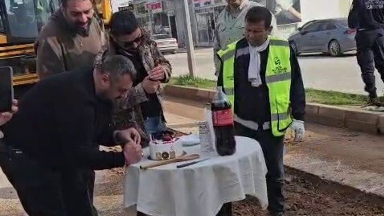 Hatay'da Yürek Isıtan An: Asfalt Çalışması Sonrası Vatandaşlar Belediye Personeline Pasta Kesti