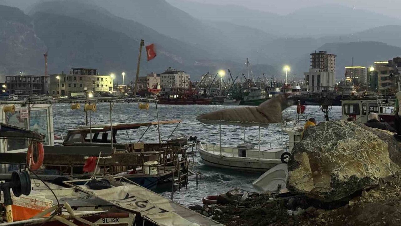 Hatay İskenderun'da Fırtına: 5 Tekne ve 1 Yat Alabora Oldu