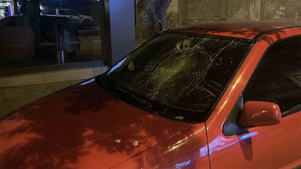 Hatay İskenderun'da Gece Saldırısı: 6 Araç ve 4 İş Yerinin Camları Kırıldı