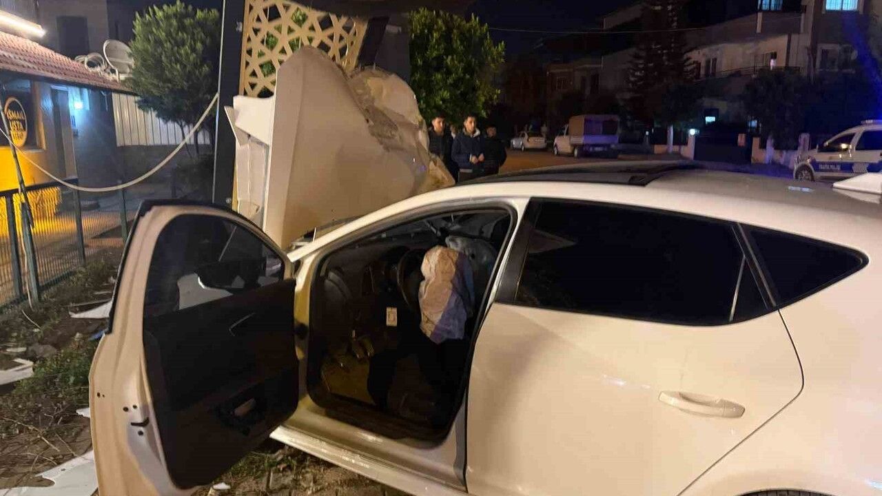Hatay Payas’ta Otomobil Lokanta Tabelasına Çarptı — Sürücü Kaçtı