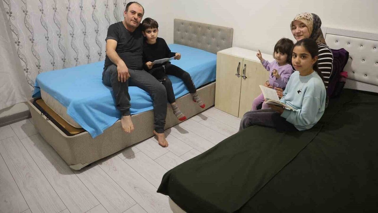 Hataylı Afetzedelerden Murat Kurum'a Destek: 'Şantiye Şefi' Yakıştırmasına Tepki