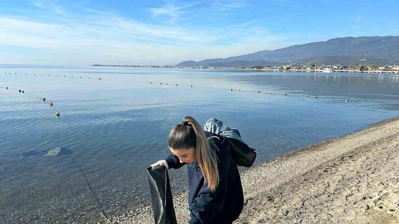 Havran MYO Öğrencileri Akçay Sahilinde Çevre Temizliği Yaptı