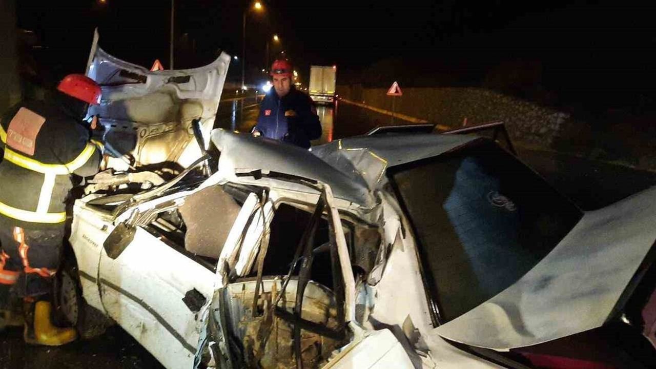 Havza'da Trafik Kazası: Otomobil Tıra Çarptı — 4 Yaralı