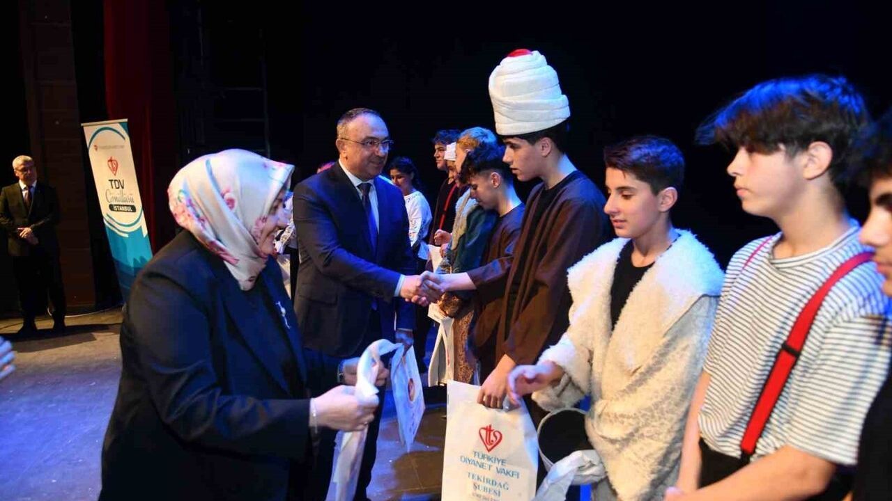 Hayata Köprü Sanat'ta 'Altın Çağ' Oyunu Tekirdağ'da Sahnelendi