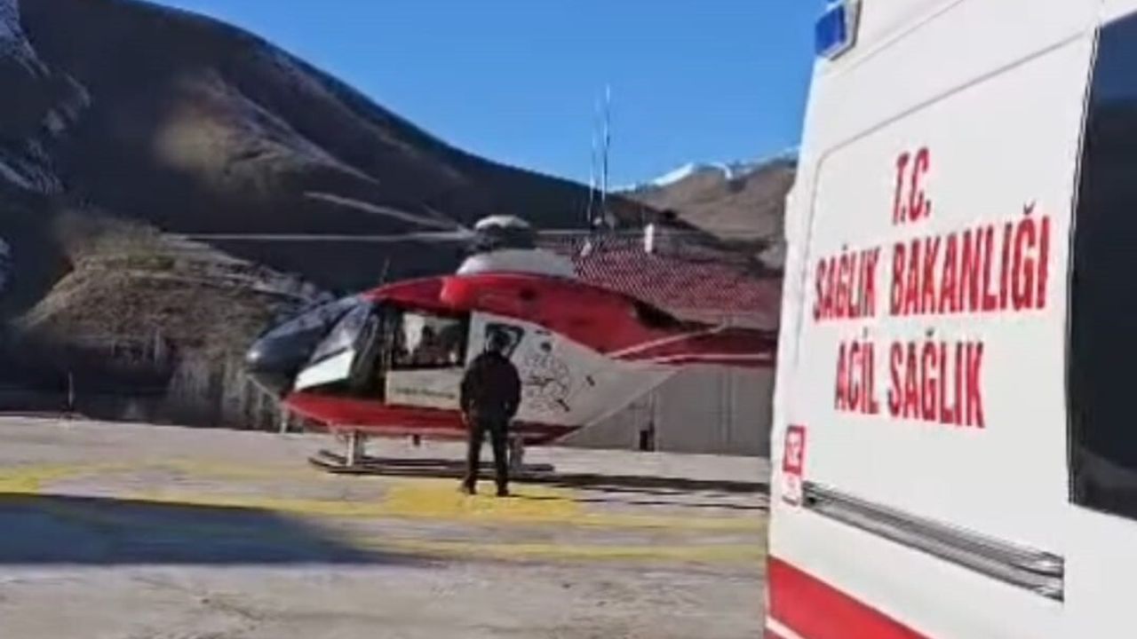 Helikopter Ambulansla Van'a Sevk: 26 Yaşındaki Gebe Kadın Van Eğitim ve Araştırma Hastanesi'ne Nakledildi