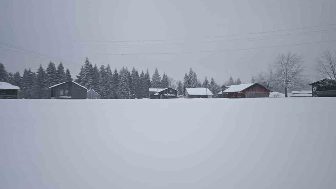 Hendek'te Eğitime Kar ve Buzlanma Nedeniyle 1 Gün Daha Ara