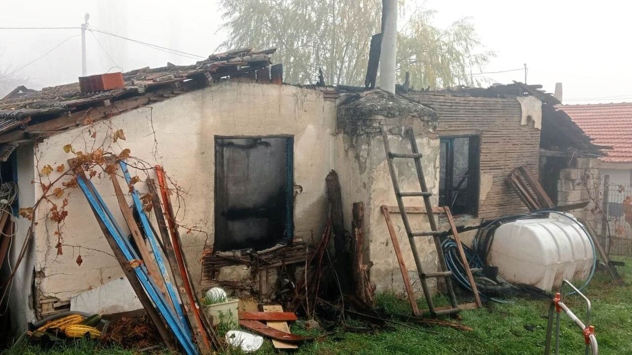 Hisarcık Hasanlar Köyü'nde Yangın: Deprem Konutu Kullanılamaz Hale Geldi