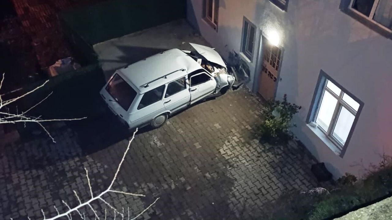 Hisarcık'ta otomobil evin duvarına çarptı: 1 ölü, 1 yaralı
