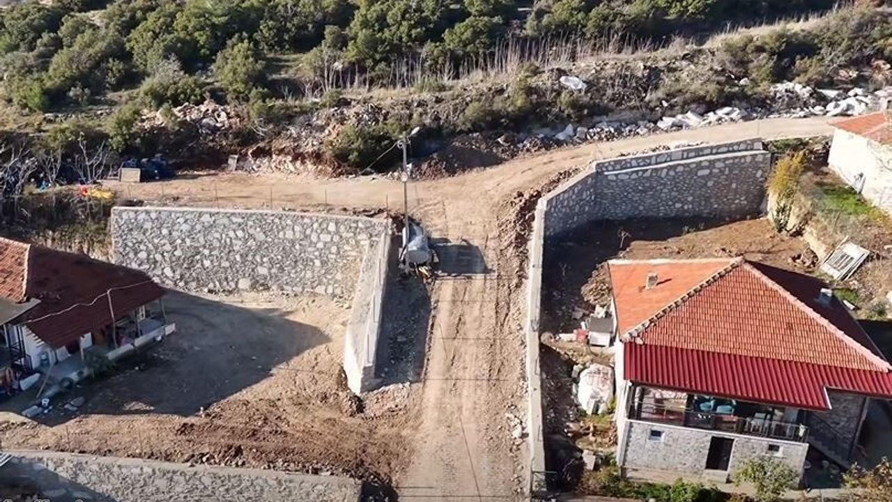 Honaz Belediyesi Emirazizli Mahallesi'nde Çevre Düzenlemesine Devam Ediyor