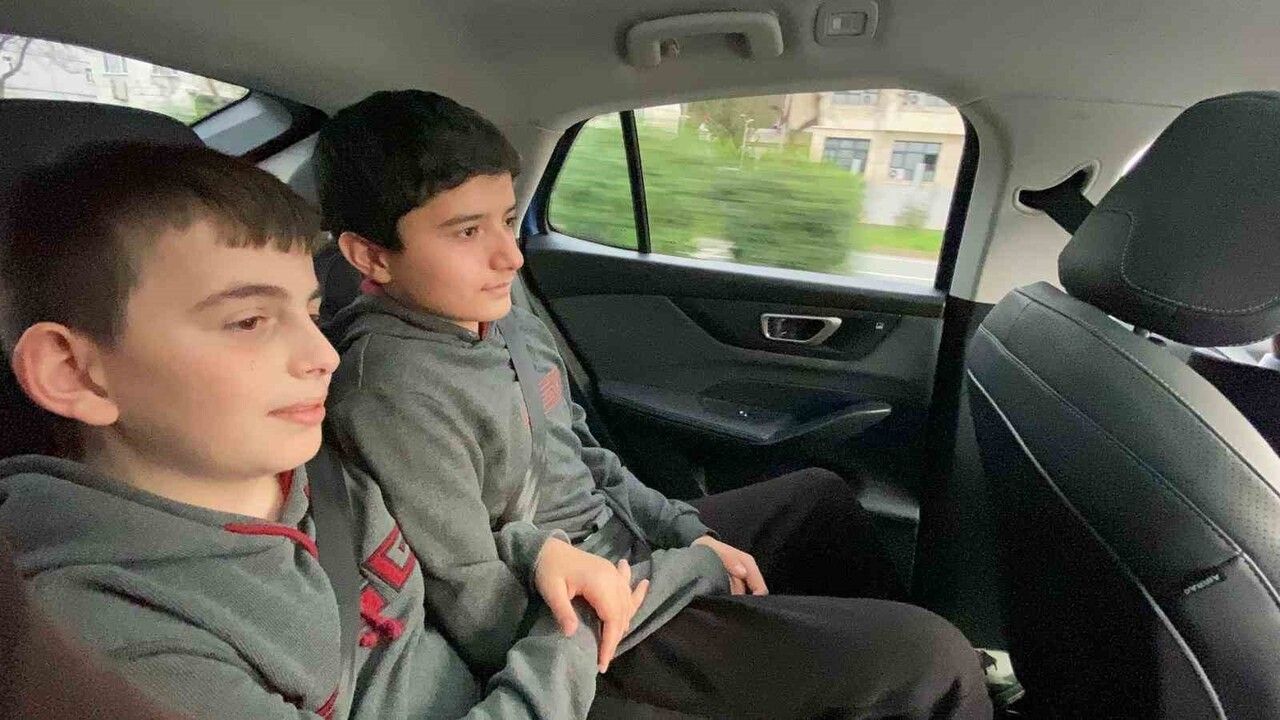 Hopa Kaymakamı Abdullah Arslantürk Togg T10F ile BİLSEM Öğrencilerine Şehir Turu