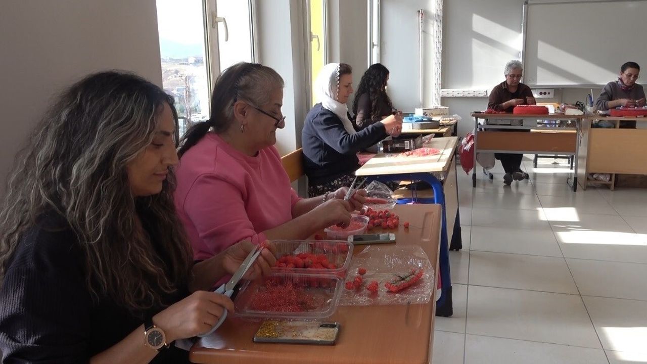 Hozat'ta 16 Kadın Yapay Çiçeklerle Türk Bayrağı Üretiyor