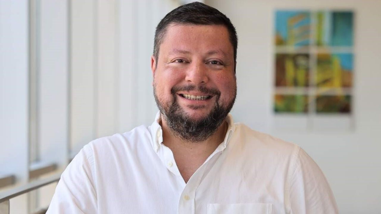 İEÜ Güzelbahçe Kampüsü'nde Defne Fidanları Toprakla Buluştu