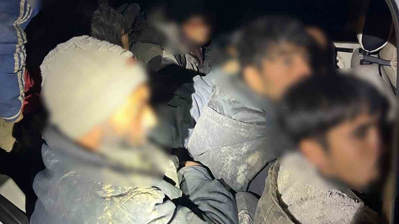 Iğdır'da 06 plakalı araçta 12 düzensiz göçmen ve 2 organizatör yakalandı