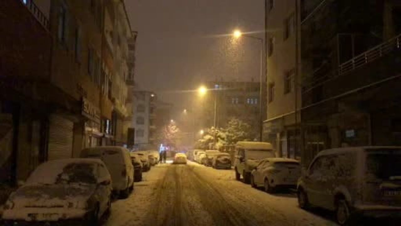 Iğdır’da Kar Yağışı Şehir Merkezini Beyaza Bürüdü