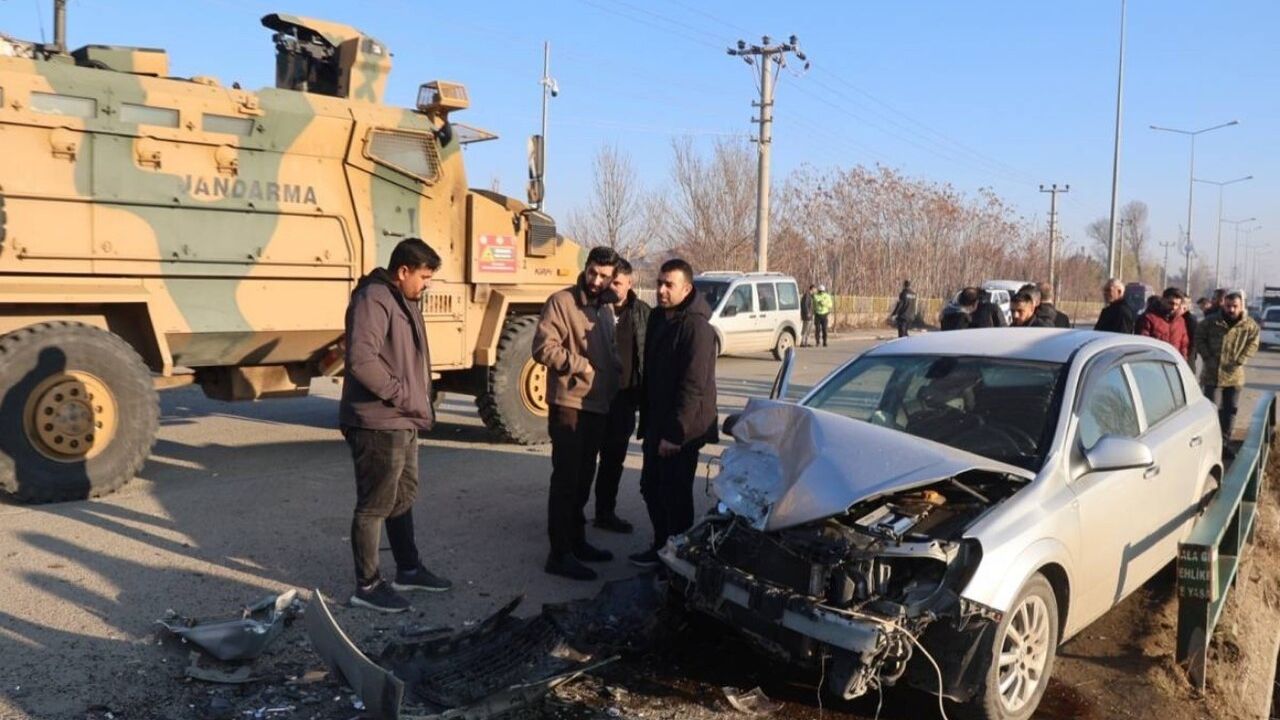 Iğdır-Halfeli yolunda otomobil ile kamyonet çarpıştı — Yaralanan yok