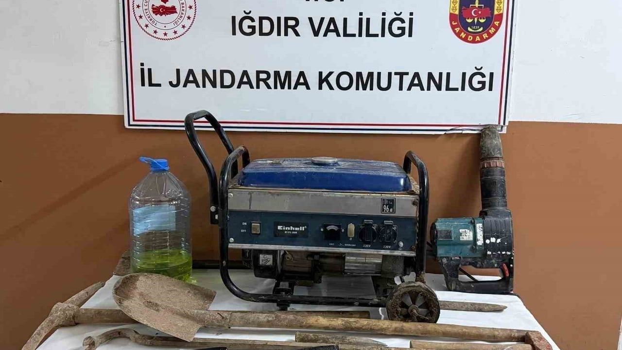Iğdır Tuzluca'da Kaçak Kazı Operasyonu: Jandarma 4 Şüpheliyi Suçüstü Yakaladı