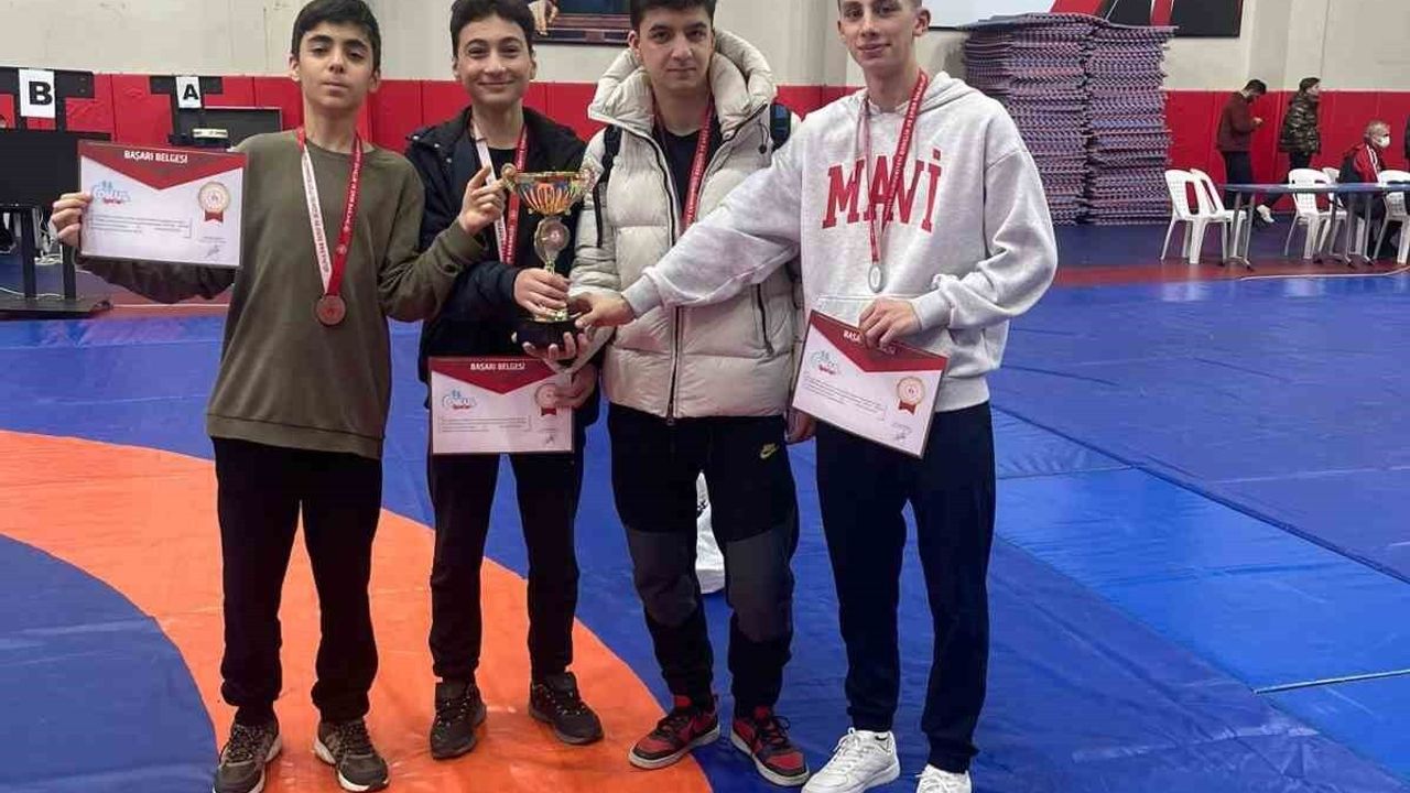 İhlas Koleji Güreş Takımı İstanbul Şampiyonası'nda İkinci Oldu - Marmara Bölge Yolunda