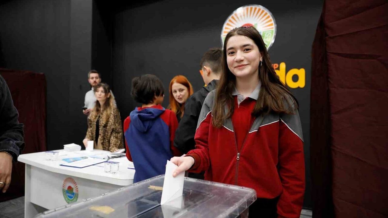 İlkadım'da Seçimli Çocuk Meclisi: Serra Akagündüz Başkan Seçildi