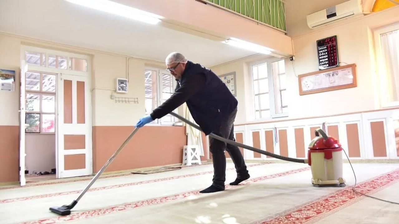 İncirliova'da Nazmi Topcuoğlu Camisi'nde Kapsamlı Temizlik — Başkan Kaya: 'Huzurlu İbadet'