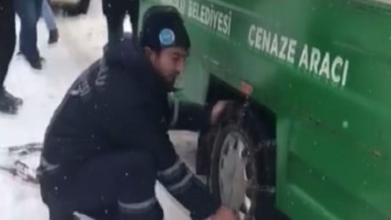 İnebolu'da Kar Engeli: Cenaze Aracı Mahsur Kaldı, Traktörle Kurtarıldı