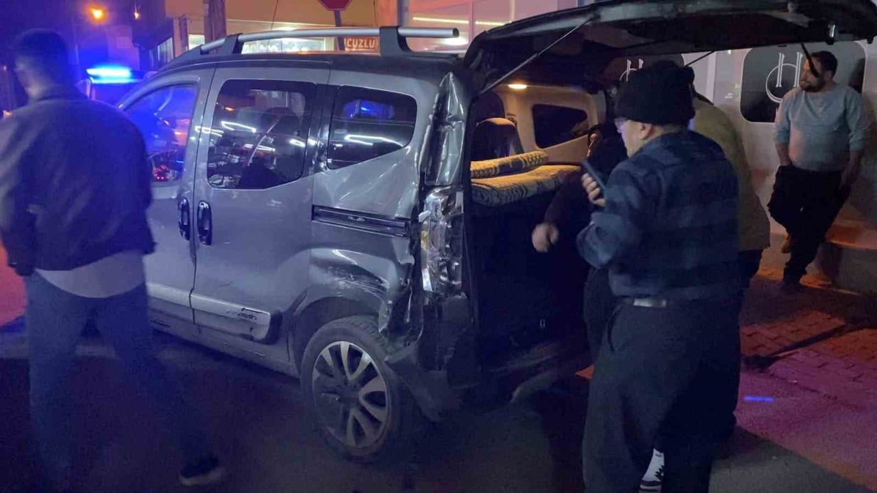 İnegöl'de Alkollü Kamyonet 3 Araca Çarptı — Sürücü 2.49 Promil Çıktı