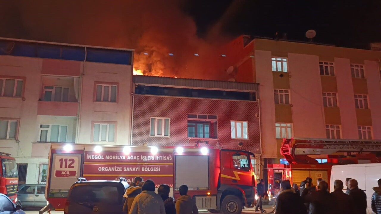 İnegöl'de Çatı Yangını: İtfaiye Yaklaşık 1 Saatte Söndürdü