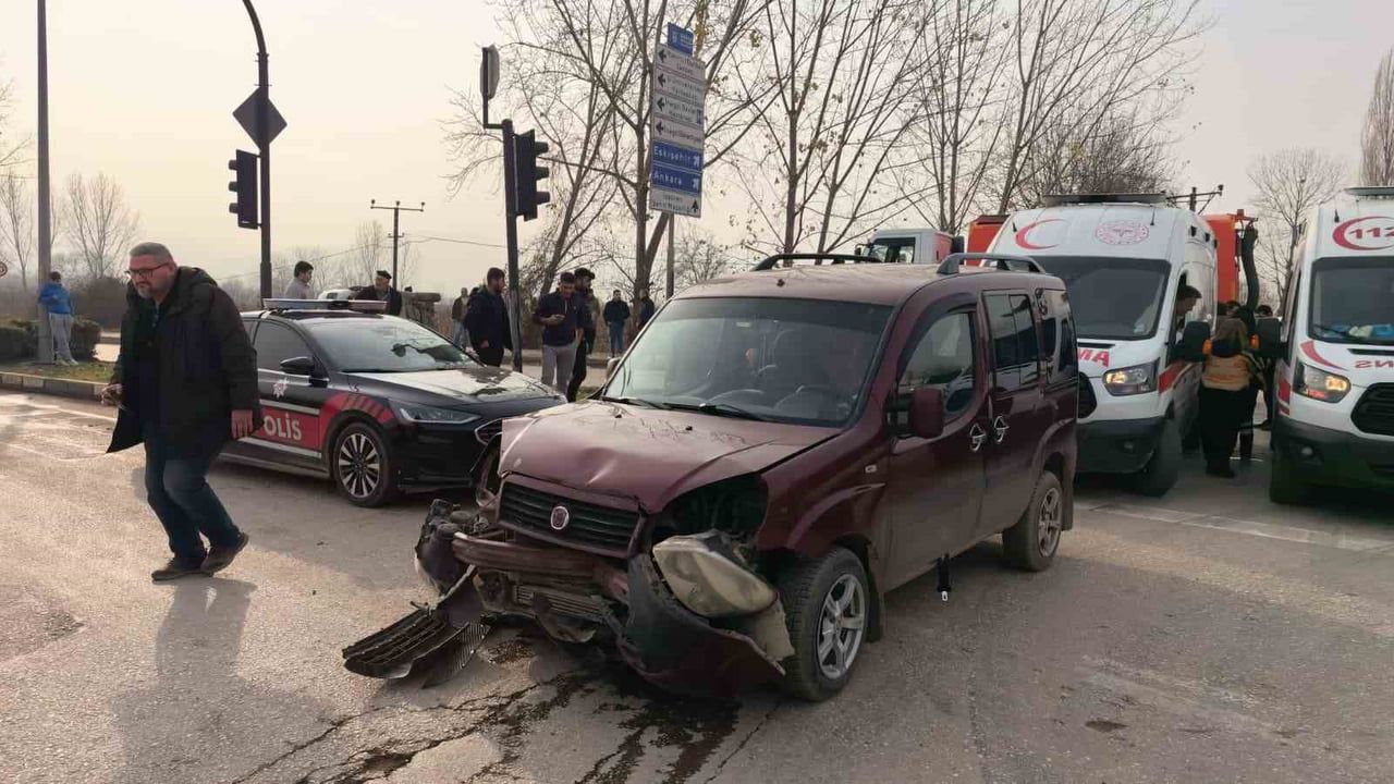 İnegöl'de İki Hafif Ticari Araç Çarpıştı: 3'ü Çocuk 7 Yaralı