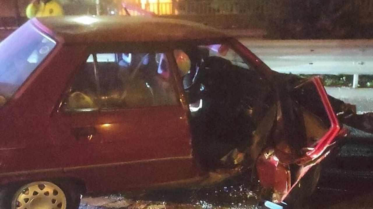 İnegöl'de Kontrolden Çıkan Otomobil Bariyerlere Çarptı: 1'i Ağır 2 Yaralı