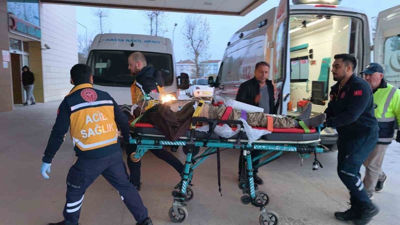 İnegöl'de Minibüs Şarampole Yuvarlandı: Sürücü Ağır Yaralı