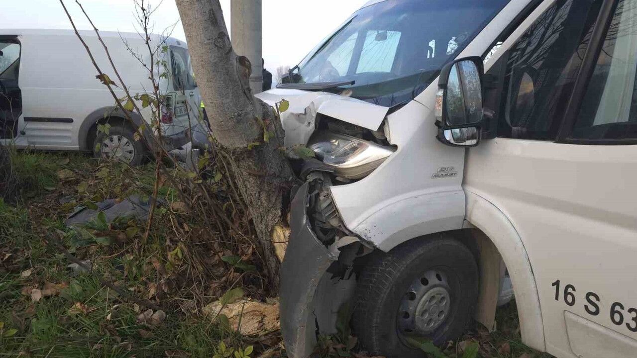 İnegöl'de Servis Minibüsü ile Hafif Ticari Araç Çarpıştı: 11 Yaralı